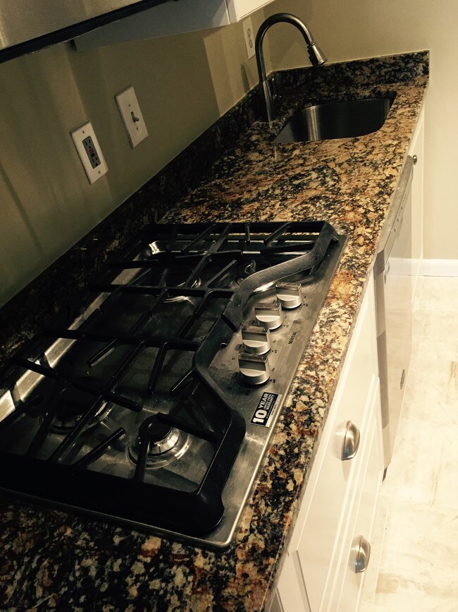 Stove - 10401 Grosvenor Pl