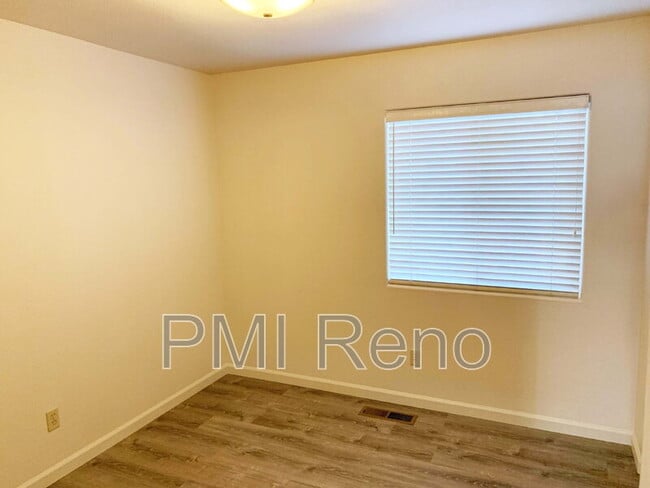 Foto del edificio - 5725 W Brookdale Dr