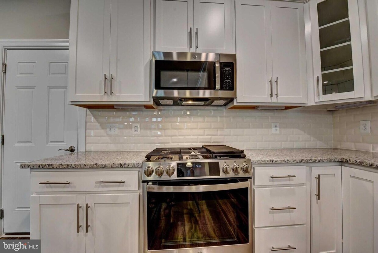 Primary Photo - 45161 Admiral Dr