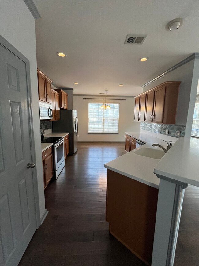 Building Photo - Beautiful 4 Bedroom in Dorchester II School District