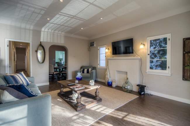 Building Photo - 210 S Arnaz Dr