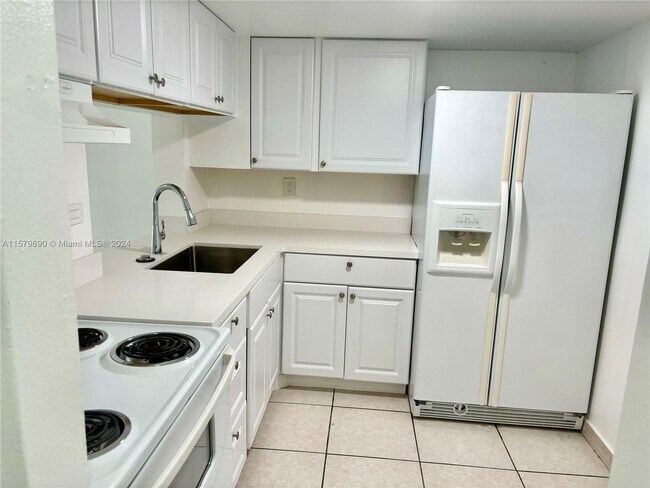 Building Photo - 9651 SW 77th Ave