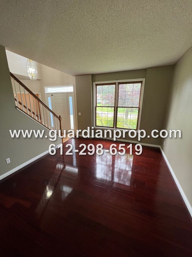 Building Photo - Woodbury House Available July 1, Gleaming Hardwood Floors, Fireplace, Lower Family Room, Fenced Yard