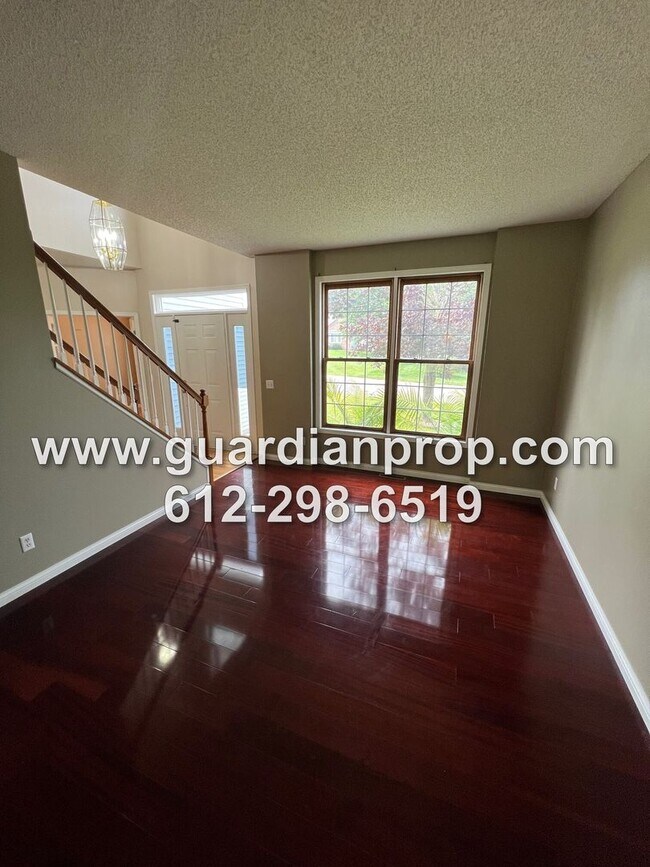 Foto del edificio - Woodbury House Available July 1, Gleaming Hardwood Floors, Fireplace, Lower Family Room, Fenced Yard