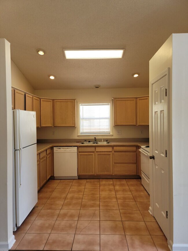 Foto del edificio - Beachside Living in Surfside – 3BR/2BA Cor...