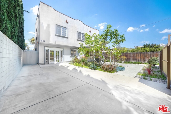 Building Photo - 741 N Las Palmas Ave