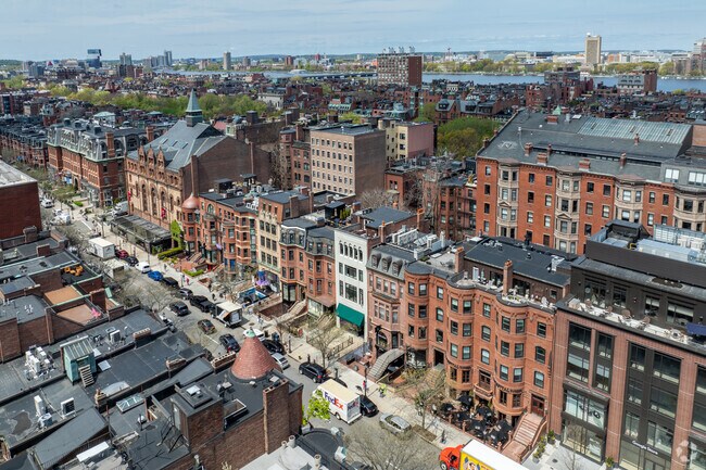 Contexto - DuBarry Condominium