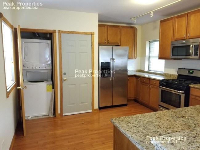 Building Photo - Great 4 Bedroom 2 Bathroom in Oak Park