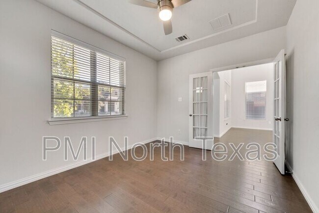 Building Photo - 2028 Miramar Dr