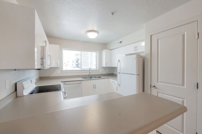 Foto del edificio - Beautiful Modern Orem Condo w free interne...