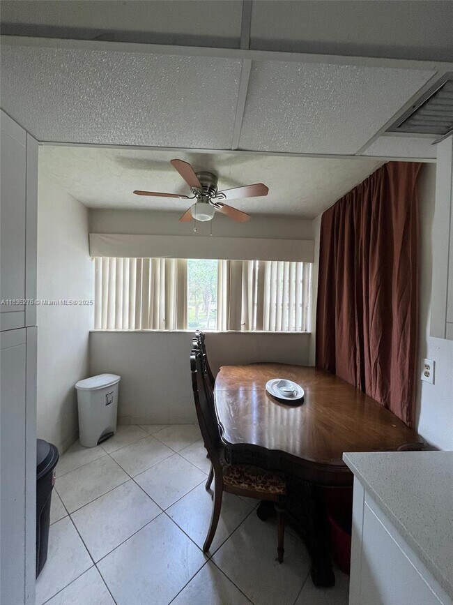Foto del edificio - 8321 Sands Point Blvd