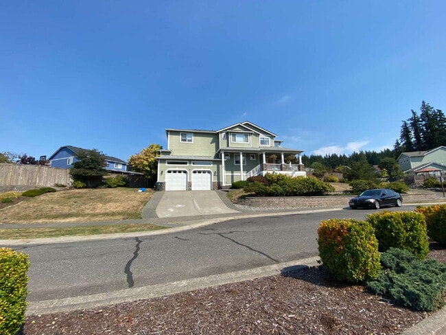 Building Photo - Spacious 4-Bedroom Gem with Fully Fenced Y...