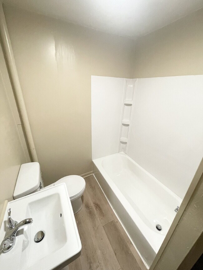 Foto del edificio - 4 Bedroom With 1.5 car garage/workshop combo (has electricity)