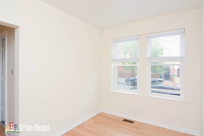 Foto del edificio - 2359 N Drake Ave