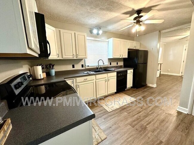 Foto del edificio - 40 Andrews Dr