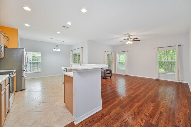 Building Photo - ** 3 Bed/ 2 Bath ~ 2 Car Garage  ~ Large H...