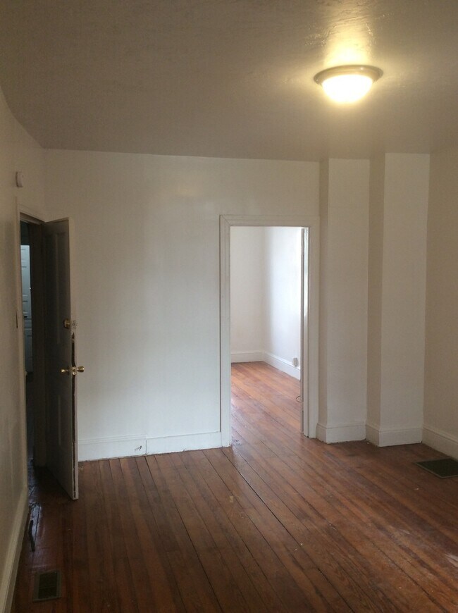 Building Photo - 1st Floor 1 Bedroom Parking West End York ...