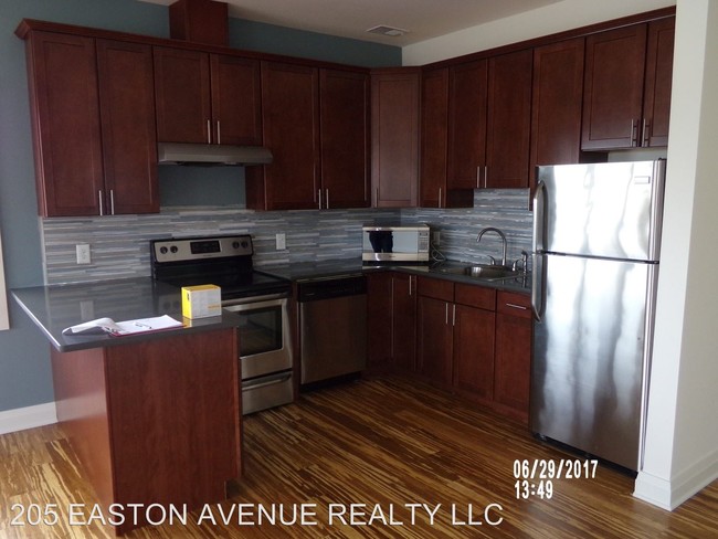 Foto del edificio - 205 Easton Ave