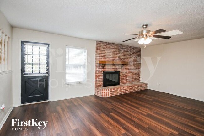 Foto del edificio - 8513 Crestview Dr