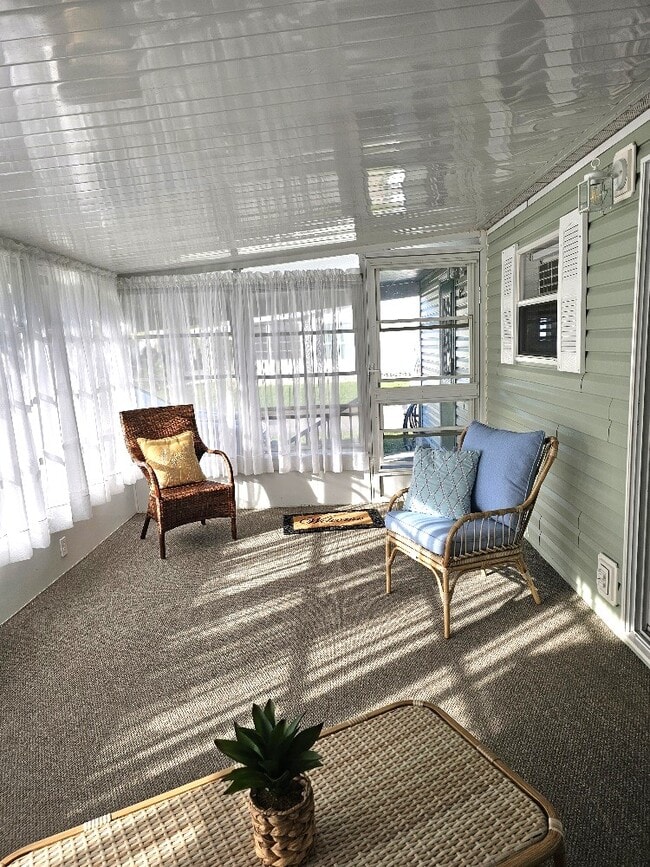 Building Photo - 689 Tulip Cir E
