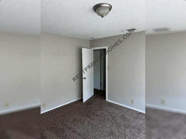 Building Photo - 3238 Bear Springs Dr