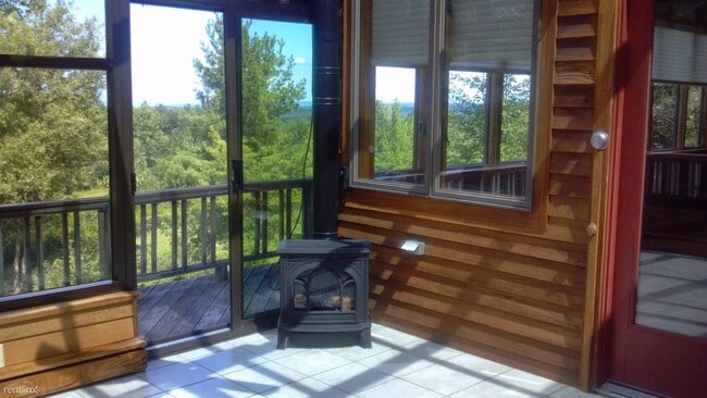 Building Photo - 3 br, 3 bath House - 94 hungerford road it...
