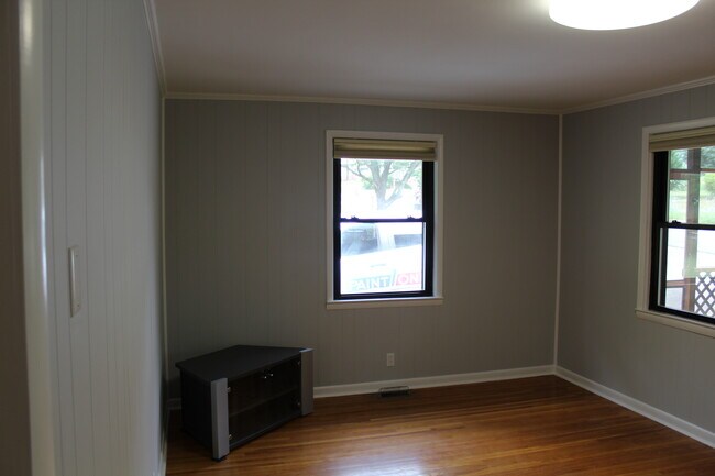 Building Photo - 302 Planetree Dr