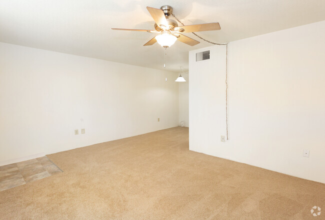 1BD/1BA - 725 SqFt - Living Room - Lindru Gardens