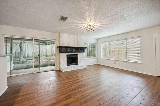 Foto del edificio - 12800 Briar Forest Dr