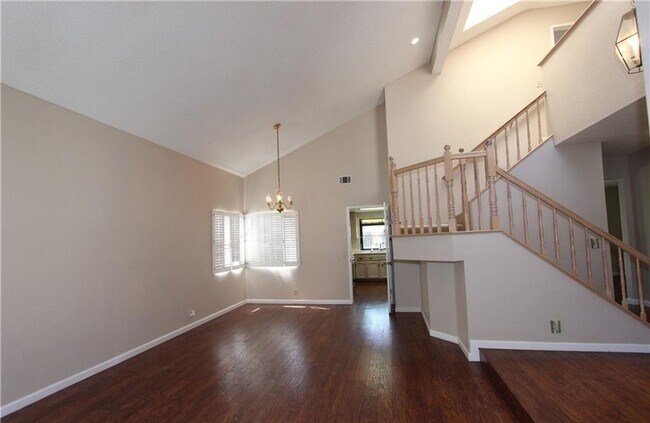 Foto del edificio - Gorgeous & Open Floor Plan House 4.Bed+3.Bath with Solar System AVAILABLE