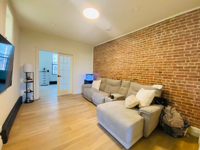 Building Photo - 522 23rd St