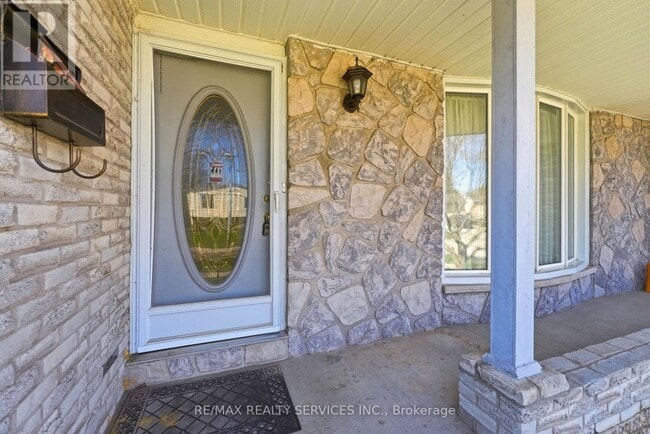 Building Photo - 5 Chaucer Rd