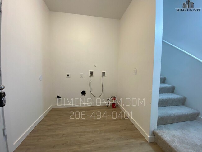 Foto del interior - Heart of Renton! Amazing 4 bed, 3.5 bath Renton townhome in a desirable location! Easy self showi...