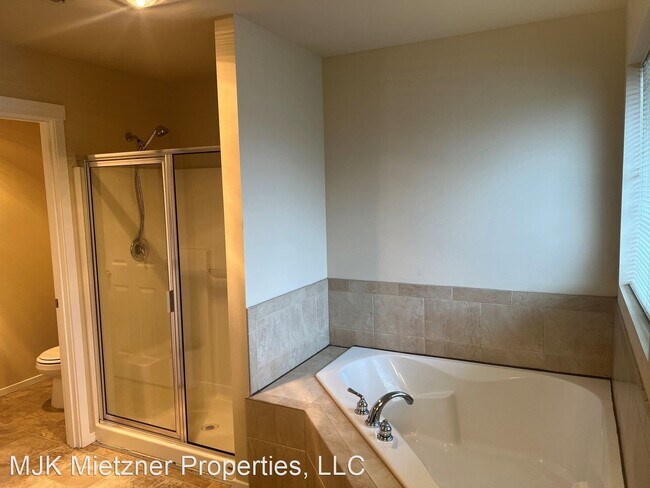 Building Photo - 4 br, 2.5 bath House - 319 198th St. SW
