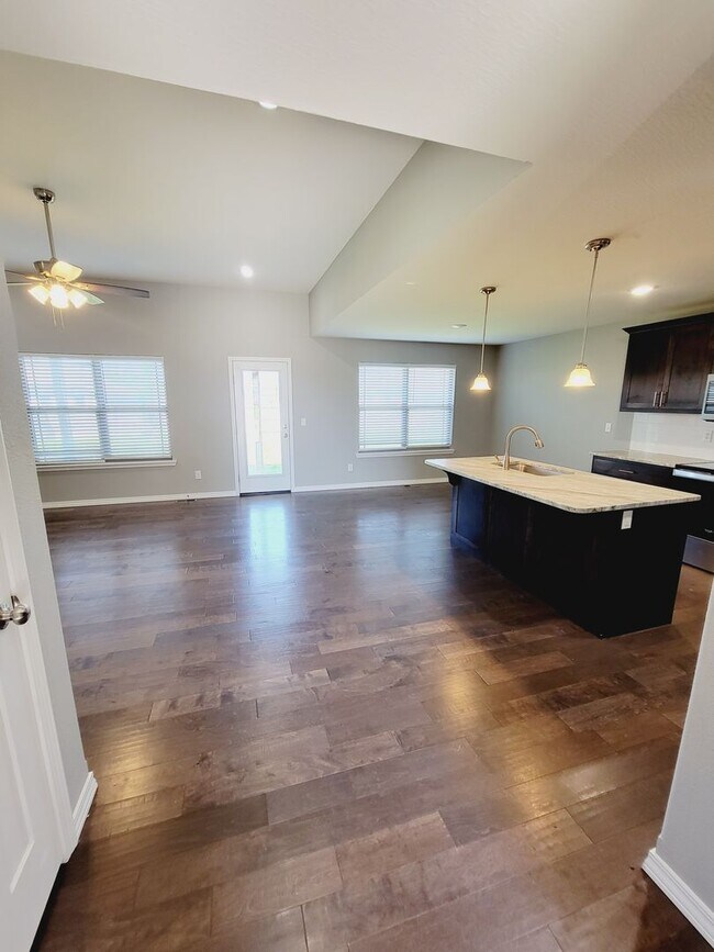 Building Photo - Rogersville - Newer - 4 Bed Room, 3 Car in...