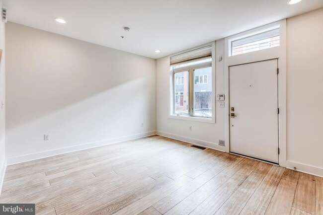 Building Photo - Northern Liberties Townhome with Parking