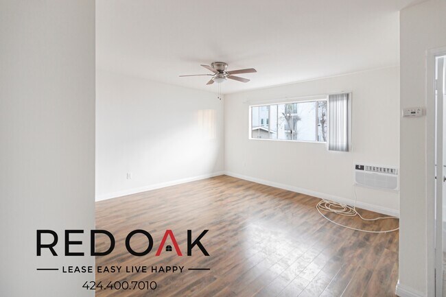 Foto del edificio - ~$750 OFF~ Spacious Two Bedroom with Hardw...