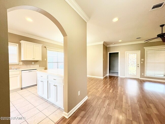 Building Photo - 121 Troubadore Dr
