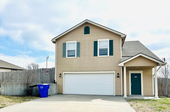 Building Photo - Large 3 bedroom Home, North Park Area