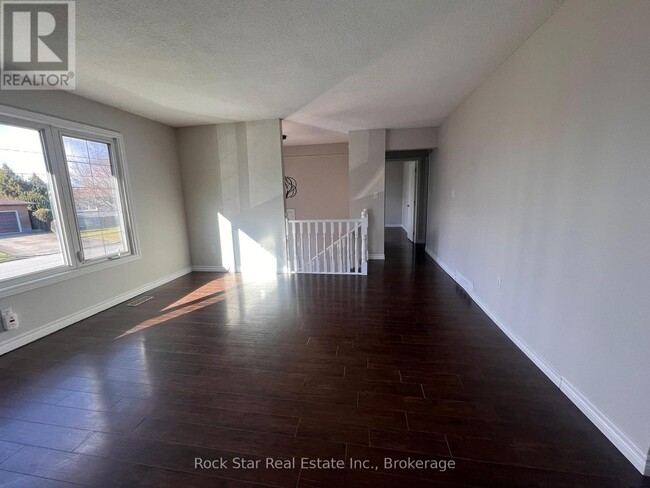 Building Photo - 32 Bendingroad Crescent