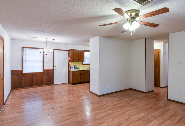 Building Photo - 705 Varner Dr