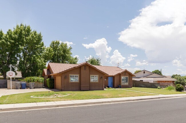 Building Photo - 3 Bedroom 2.5 Bathroom Home on Morningside...