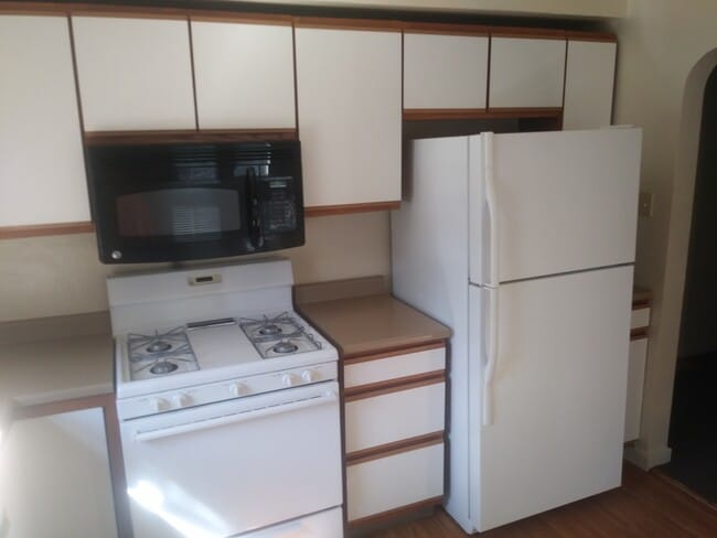 Equipped Kitchen - 2064 Dartmore St