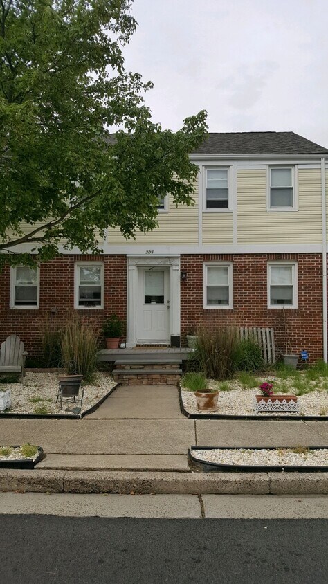Primary Photo - 305 N Harding Ave