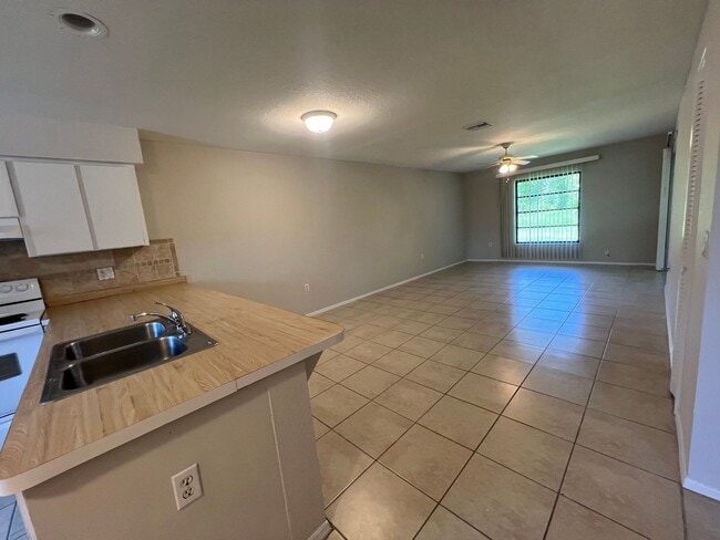 Building Photo - $1,200/month ** Annual ** 2 bed / 1 Bath -...