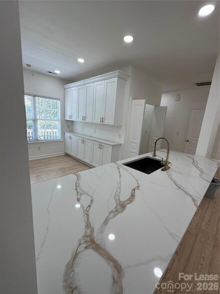 Foto del edificio - 732 Inwood Hill Dr