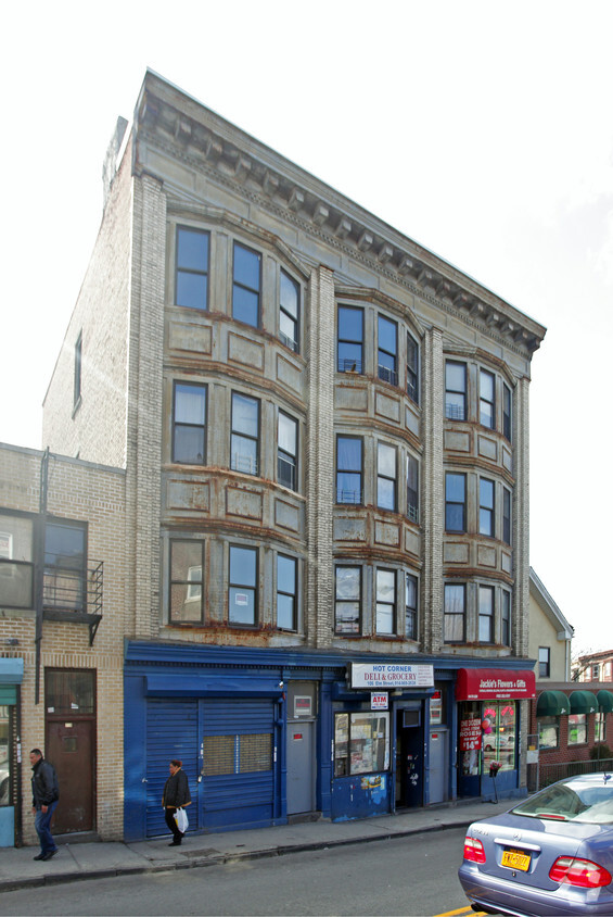 Building Photo - 106 Elm St