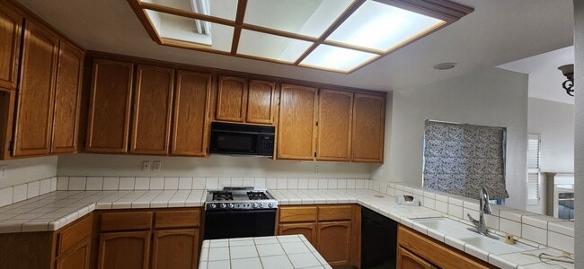 Building Photo - 3 Bedroom 3 Bathroom Home in River Oaks Co...