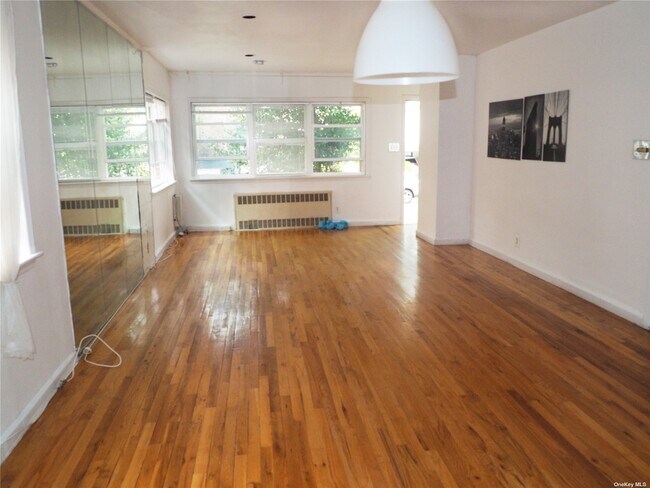 Foto del edificio - 69-21-69229 229th St