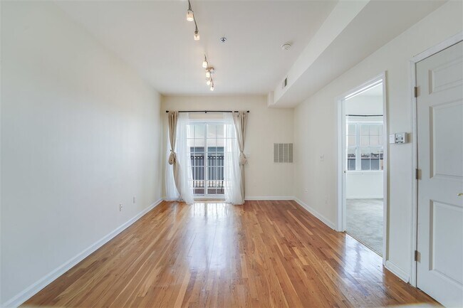 Building Photo - 318 54th St